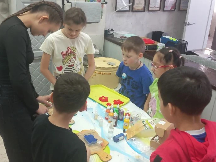 ​Забайкальские дети к 23 февраля готовят посылки с подарками для бойцов